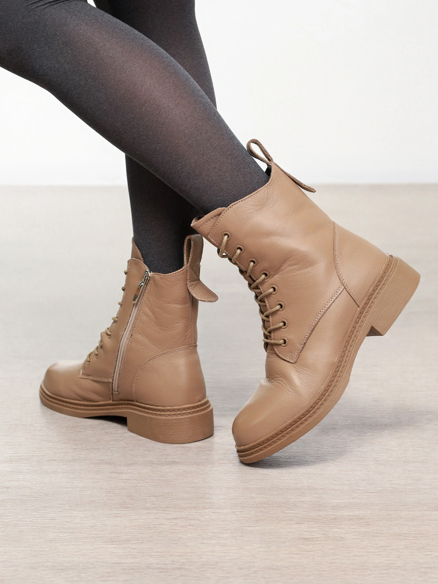 Ботинки бежевого цвета на среднем широком каблуке